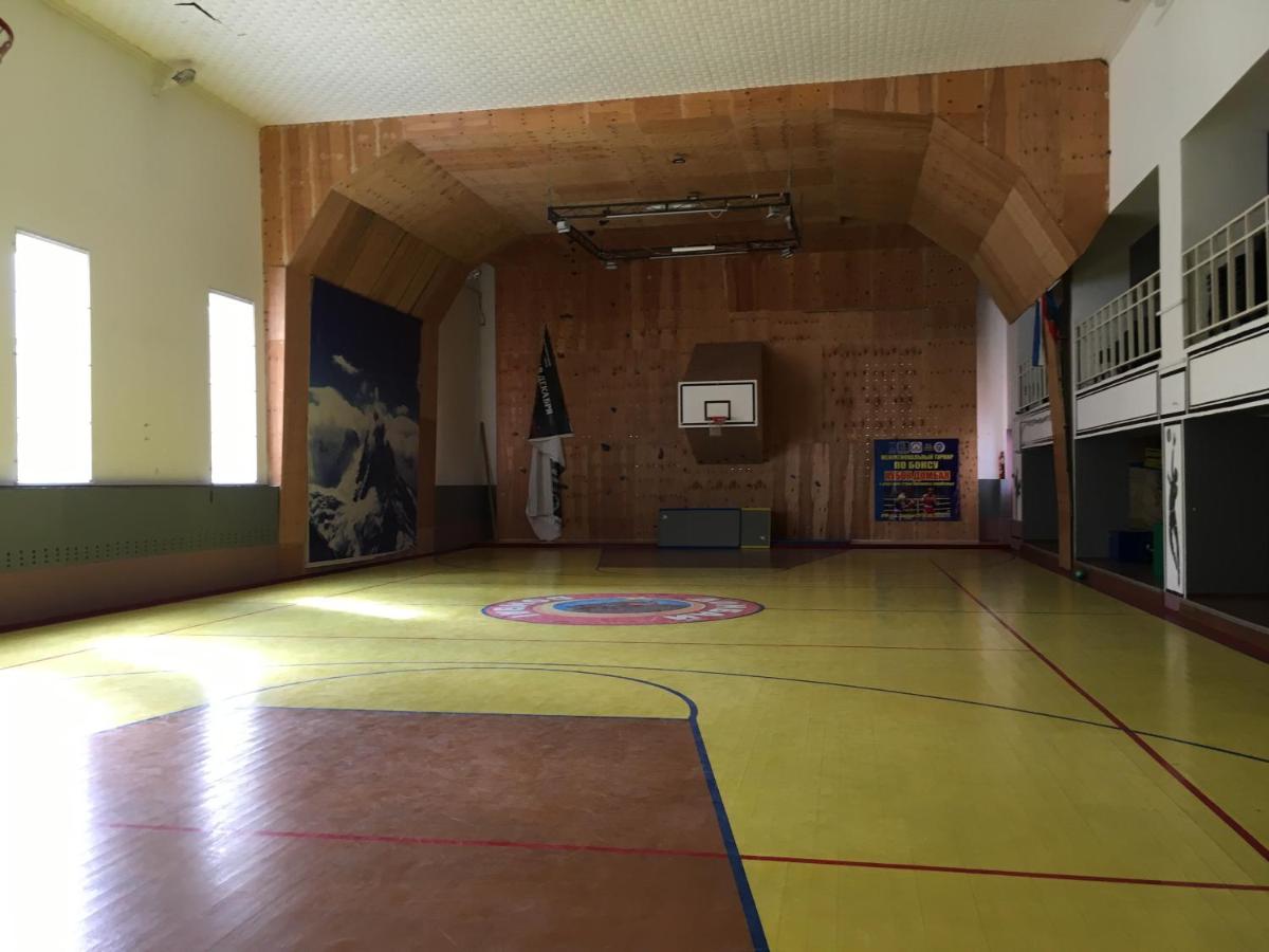 Спортивно оздоровительной базы. Спортивно оздоровительный комплекс Домбай. Домбай спортивно-оздоровительная база 3. Спортивно-тренировочная база Домбай. Спортивный комплекс Домбай.