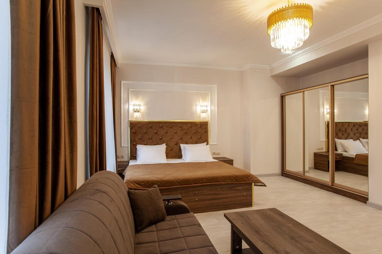 отель биография