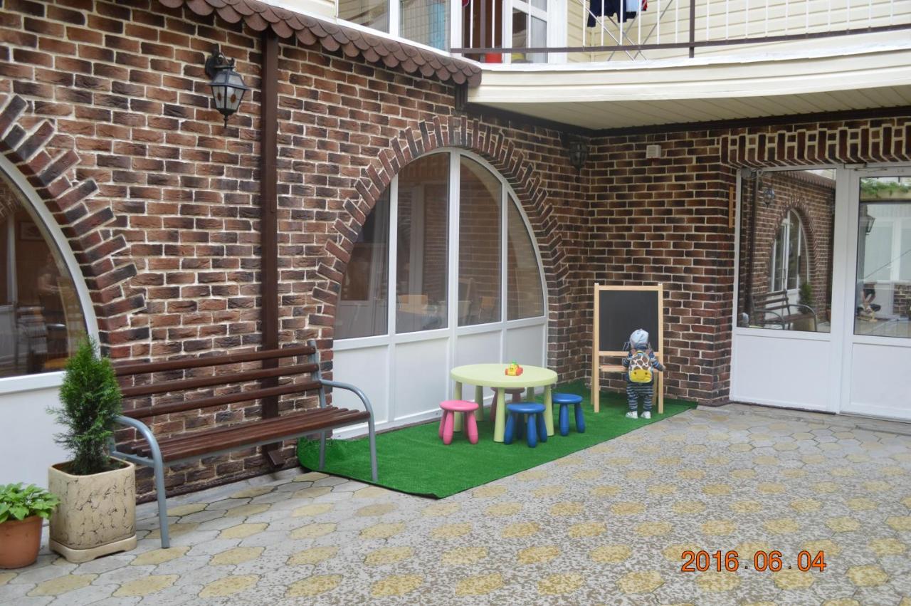 Вилы в витязево. Дома в анапском районе витязево. Витязево благовещенская 15. «альтаир витязево» гостевой дом фото. Витязево 2023.