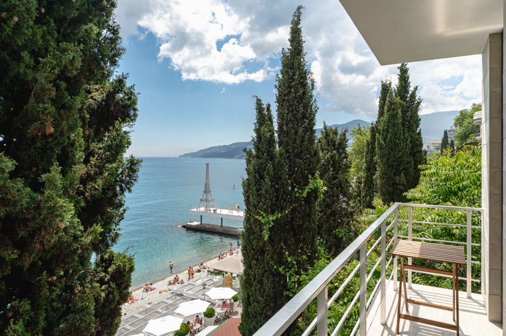 Пляж массандра республика крым. Массандра Ялта. Apartments Massandra Beach Yalta. Гранд энд Бич Ялта. Кики Бич Ялта.